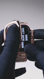 將影片載入圖庫檢視器並播放，Apple Watch 7 - 9 錶殼 - RO45 - 金色
