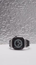 在图库查看器中加载和播放视频，Apple Watch 7 - 9 表壳 - SP - 银色（黑色橡胶）

