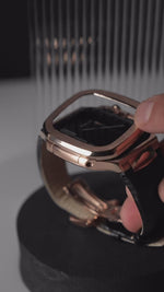 將影片載入圖庫檢視器並播放，Apple Watch 7 - 9 錶殼 - RO45 - 皮革 - 金色
